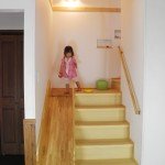 階段横にすべり台のある家