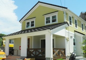 北欧風の外観のすべり台のあるお家