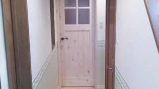 人気のチェッカーガラス仕様の建具に交換