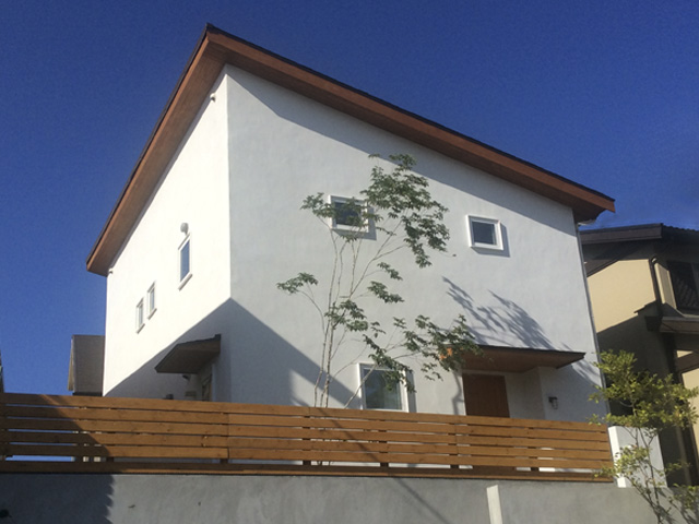 片流れ屋根の家外観