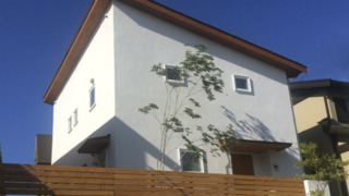 片流れ屋根の家外観