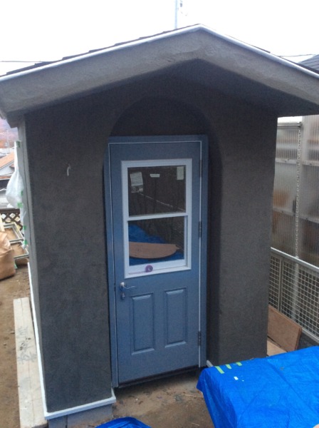 かわいい小屋作り、ブルー色塗装の扉