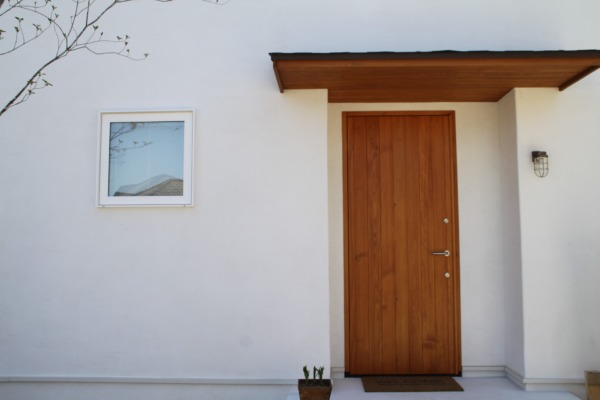 ナチュラルなお家の桧材の木製玄関扉