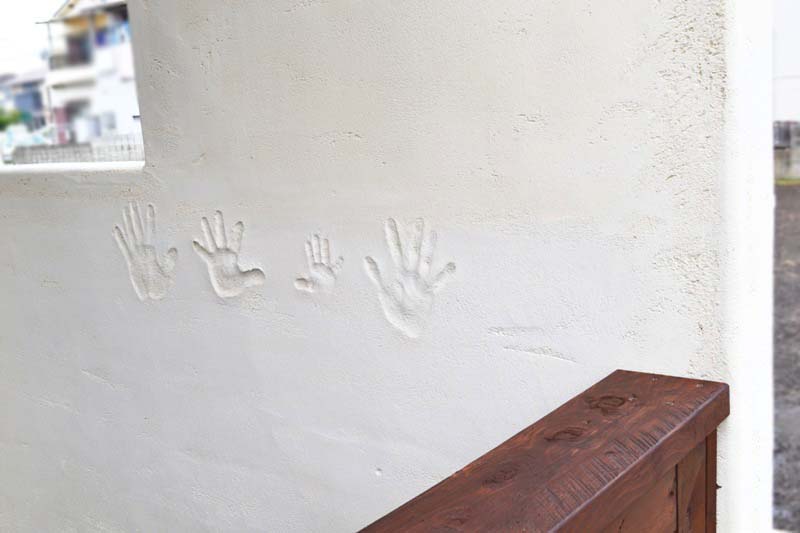 ウッドデッキの壁には記念の手型を