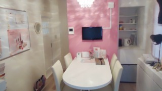ピンク壁紙とシャンデリアが印象的な商談スペース