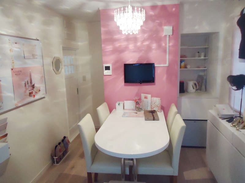 ピンク壁紙とシャンデリアが印象的な商談スペース