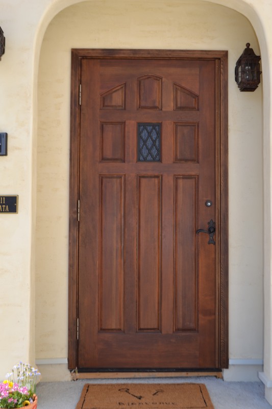 重厚感のある木製玄関ドア