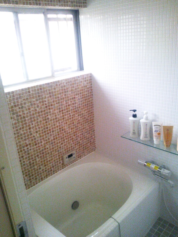 浴室はシンプルナチュラルなモザイクタイル貼り