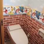 ２階のトイレは子供が喜ぶ壁紙に