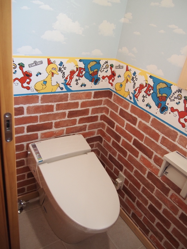 ２階のトイレは子供が喜ぶ壁紙に