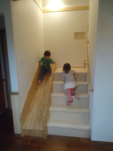 階段横にすべり台