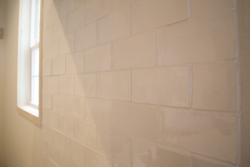 白いタイルのキッチン壁