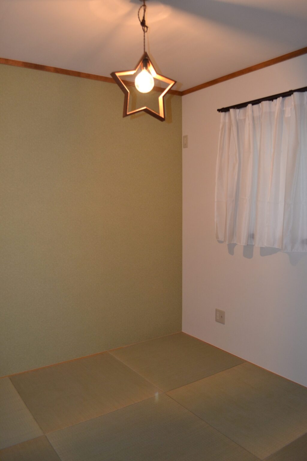 琉球畳と貼り分けた壁がモダンな和室