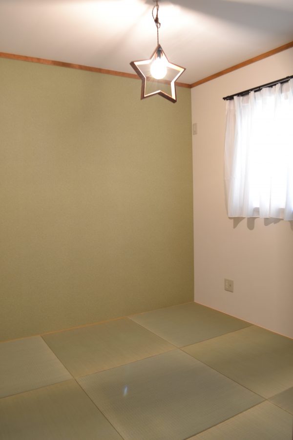 一面だけグリーンの壁紙の琉球畳の和室