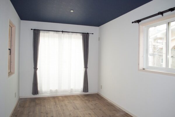 床と天井のカラーで落着いた印象の寝室