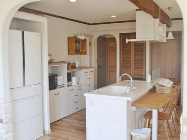 冷蔵庫専用スペースのあるオープンなキッチン。天然木製オリジナルカウンター付き