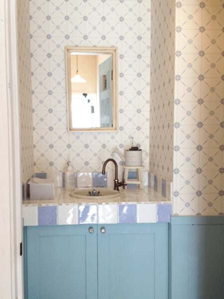 ブルーで統一されたトイレの洗面台