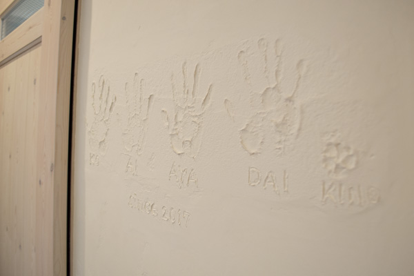塗り壁に家族の手型