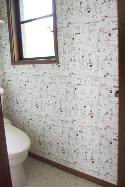 スヌーピー壁紙のトイレ