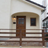 かっこかわいい木製ドアとアーチ壁