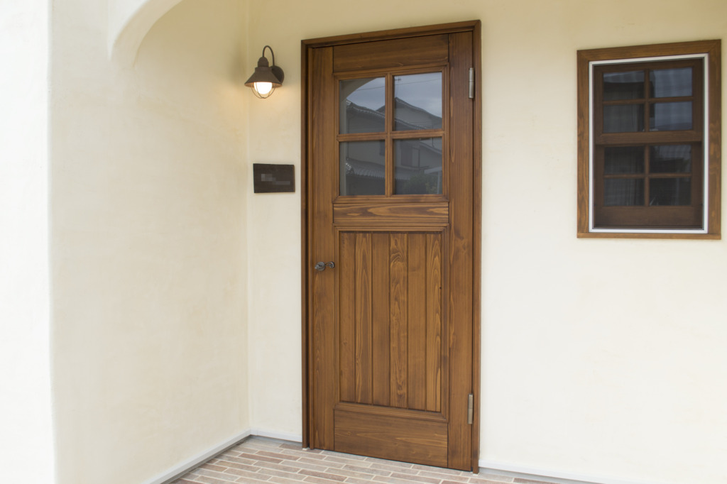 かっこかわいい木製ドア