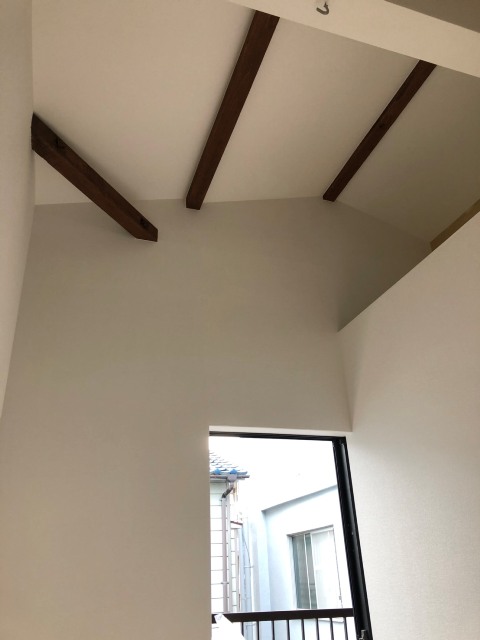 梁と勾配天井が素敵なカフェ改装
