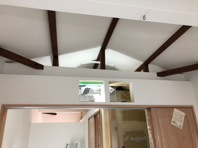 梁と勾配天井が素敵なカフェ改装