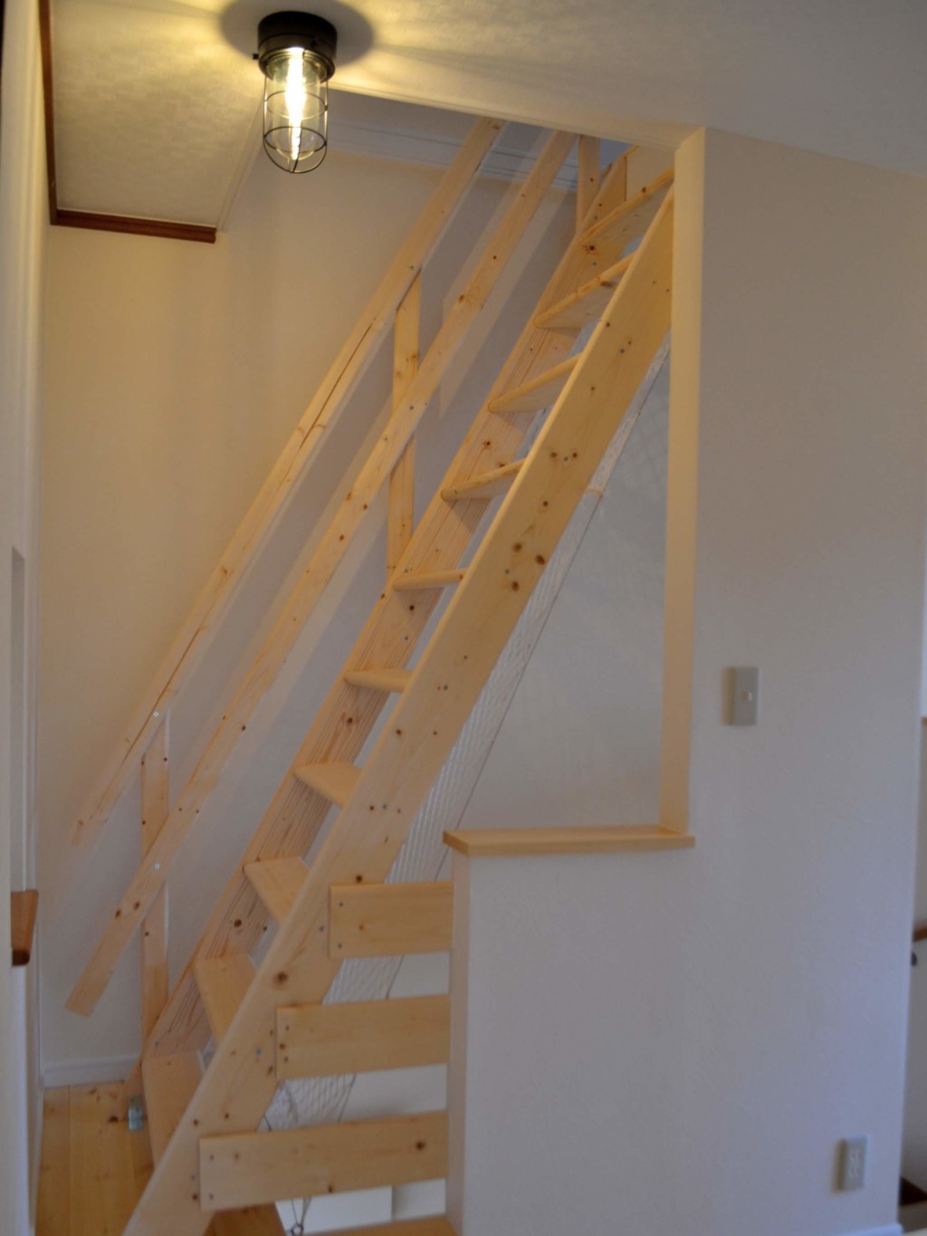 2階から3階へはパイン材のはしご