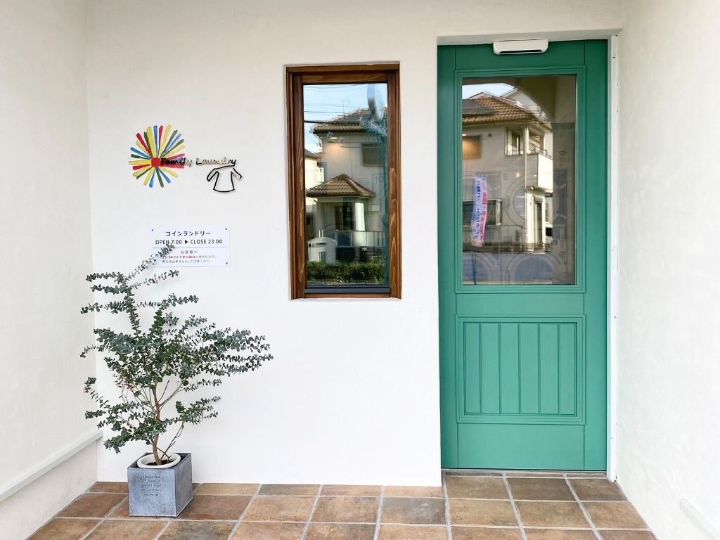 木製ドア　コインランドリー