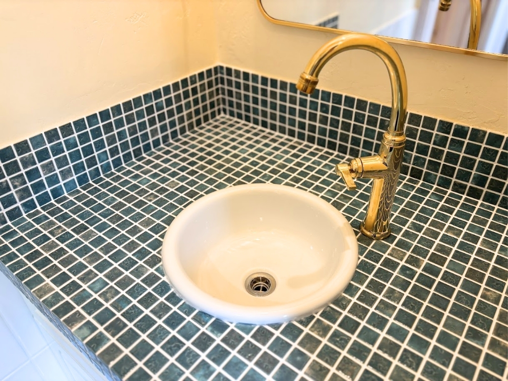 オクタゴンタイルのフレンチスタイルのトイレの手洗い