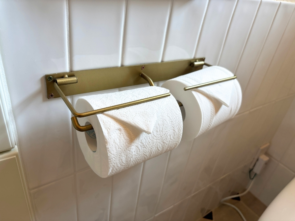 オクタゴンタイルのフレンチスタイルのトイレの真鍮のペーパーホルダー