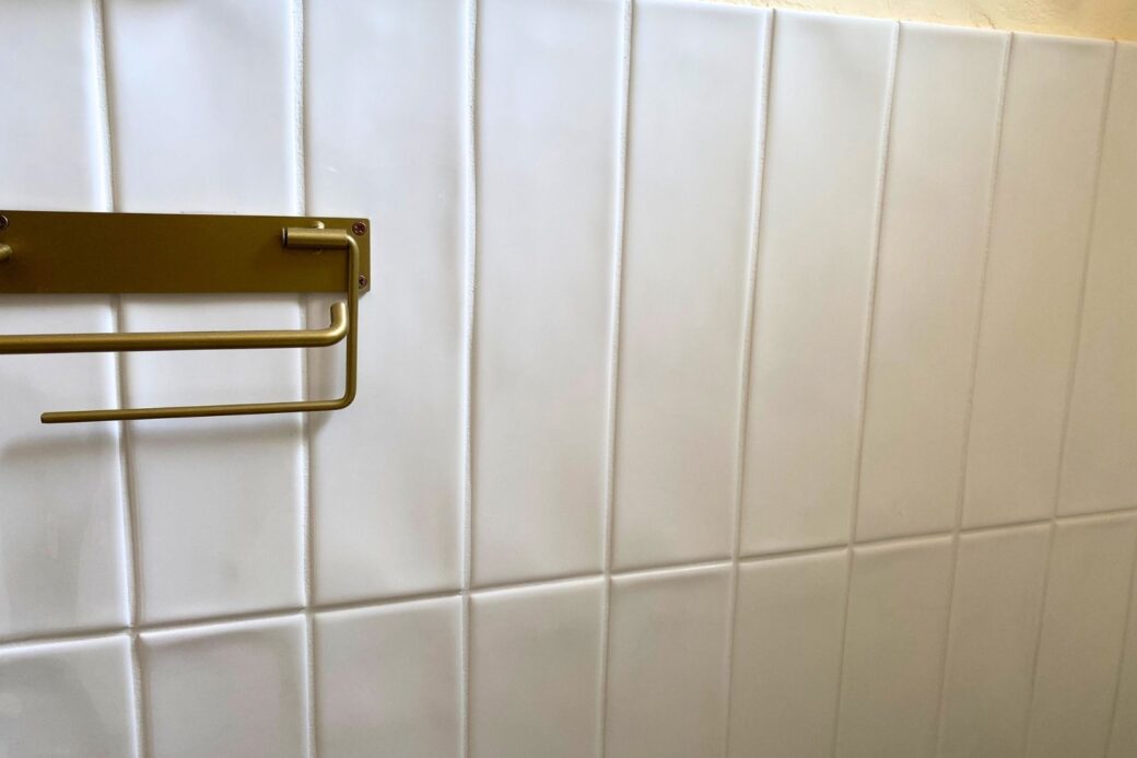 オクタゴンタイルのフレンチスタイルのトイレのの白い腰壁タイル