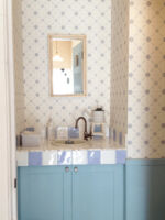 ブルーで統一されたトイレの洗面台