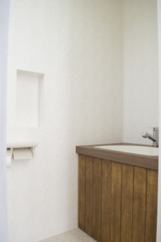 トイレ　造作洗面台　木製棚扉