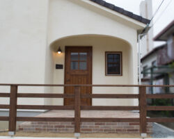 かっこかわいい木製ドアとアーチ壁