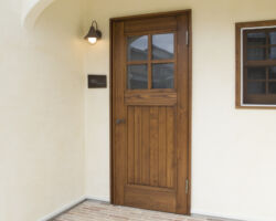 かっこかわいい木製ドア